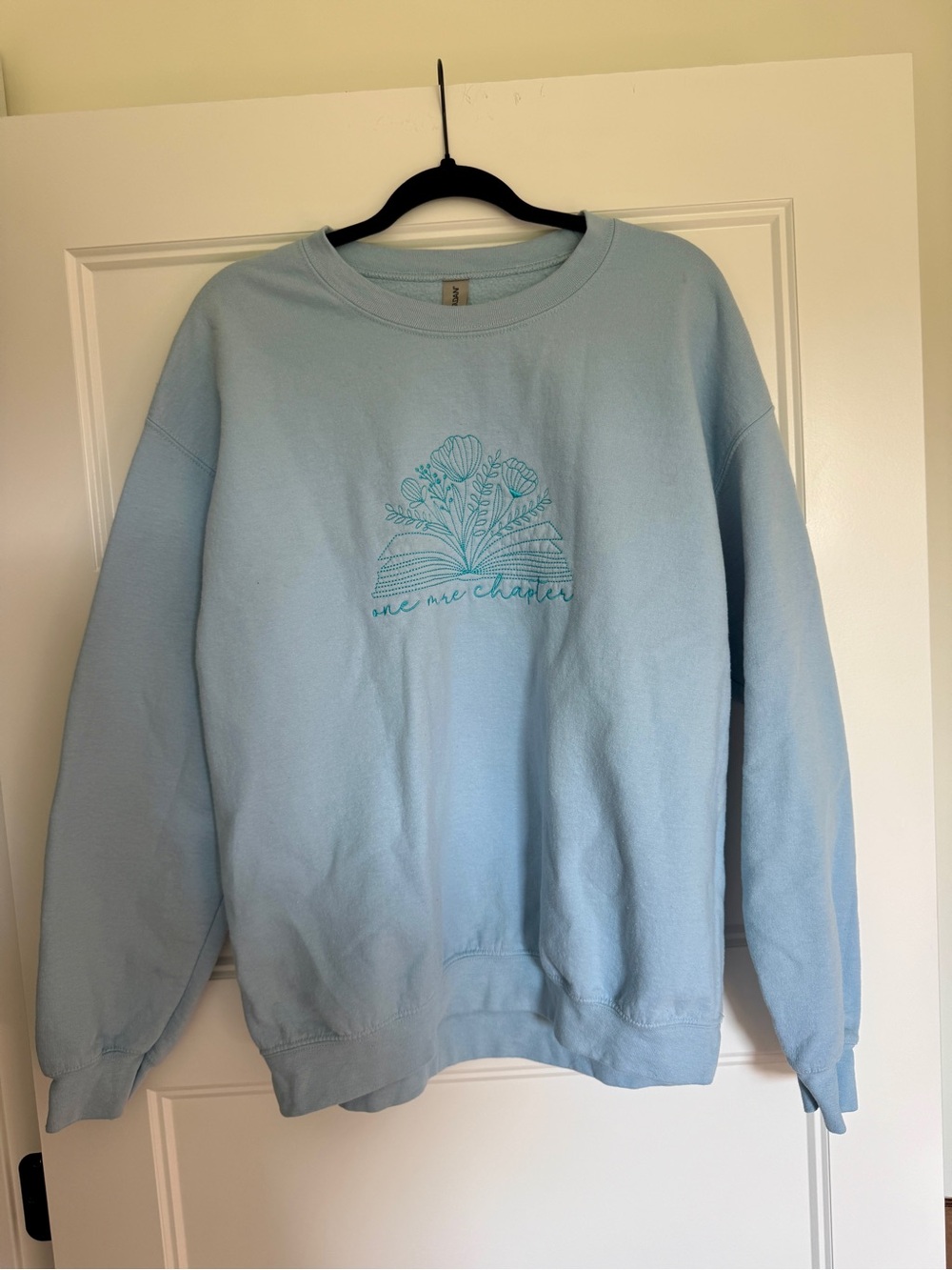 Gildan Women’s Light Blue Floral Book Graphic Crewneck Sweatshirt - Size Large